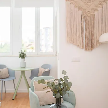 Liiiving In - Secret Grove Mezzanine Apartment